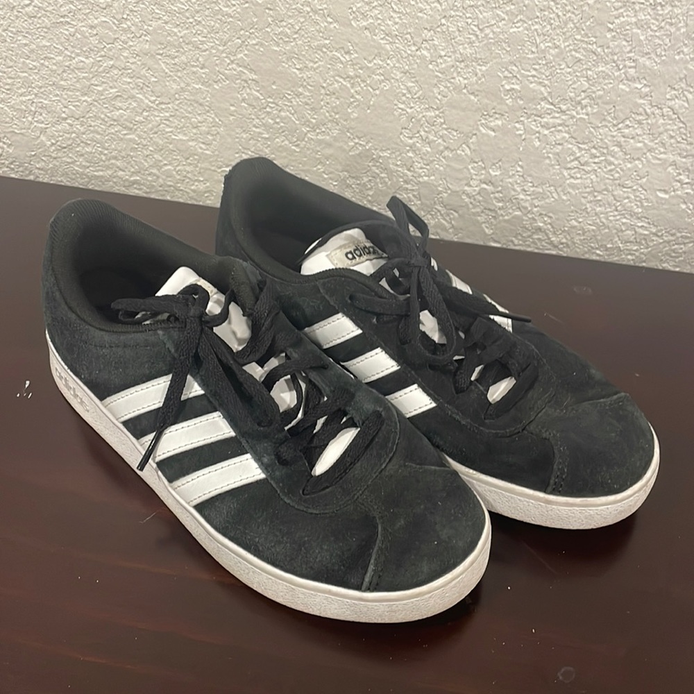 Men’s Adidas ( PGD 789006) canvas gym shoes size 4.5 color black